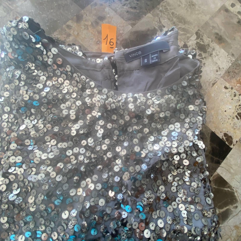 Top brands Vince  size small is good condition color dark in light gray